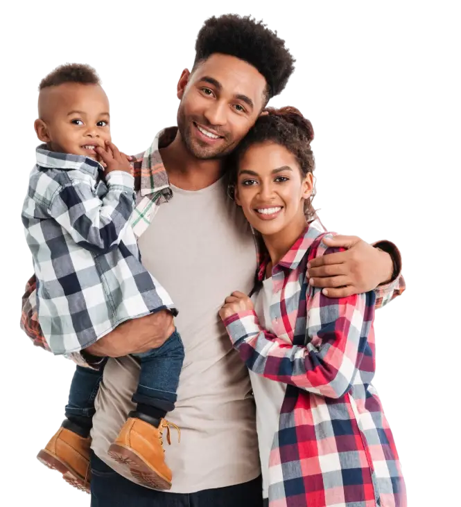 Pai, mãe e filho se abraçando
