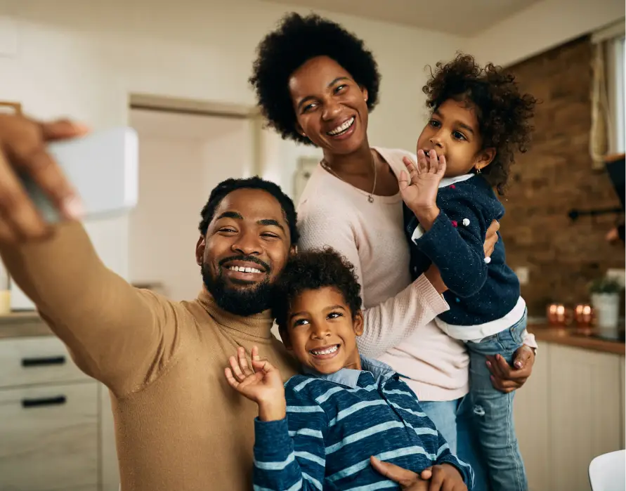 Pai e mãe com os filhos